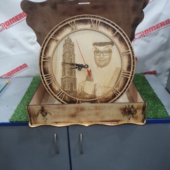 Intra απο ξύλο plywood 3mm-4mm πάχος - Χαραγμένο κουτί δώρου για ρολόι με λογότυπο KSA του Βασιλείου της Σαουδικής Αραβίας Δίασταση 30x30 cm Intraeaxys-eo4qldw7 - Image 4