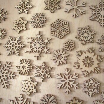 Intra απο ξύλο plywood 3mm-4mm πάχος - Ξύλινα στολίδια με νιφάδες χιονιού Δίασταση 10x10 cm Intraeaxys-r7vme827 - Image 1