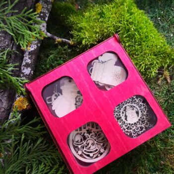 Intra απο ξύλο plywood 3mm-4mm πάχος - Χριστουγεννιάτικο κουτί με στολίδια Δίασταση 10x10 cm Intraeaxys-lopq5v37 - Image 1