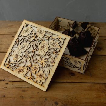 Intra απο ξύλο plywood 3mm-4mm πάχος - Ξύλινο διακοσμητικό κουτί δώρου Δίασταση 30x30 cm Intraeaxys-e1gklzxo - Image 1