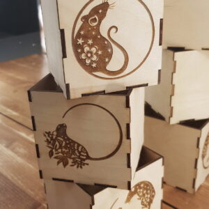 Intra απο ξύλο plywood 3mm-4mm πάχος - Χαραγμένα Πρωτοχρονιάτικα Διακοσμητικά Ξύλινα Κουτιά Δίασταση 30x30 cm Intraeaxys-eo4qek87