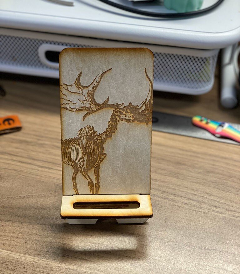 Intra απο ξύλο plywood 3mm-4mm πάχος - Βάση κινητού τηλεφώνου Δίασταση 30x30 cm Intraeaxys-m1d6x8x7