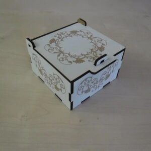 Intra απο ξύλο plywood 3mm-4mm πάχος - Χαραγμένο μικρό κουτί με καπάκι και κλειδαριά Δίασταση 30x30 cm Intraeaxys-qommw0ro