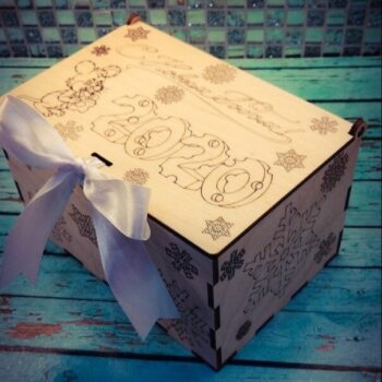 Intra απο ξύλο plywood 3mm-4mm πάχος - Πρωτοχρονιά 2020 Ξύλινο κιβώτιο δώρου με νιφάδα χιονιού με πρότυπο χάραξης καπακιού Δίασταση 30x30 cm Intraeaxys-lopqd957 - Image 1