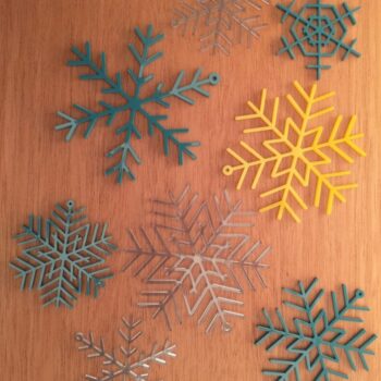Intra απο ξύλο plywood 3mm-4mm πάχος - Χριστουγεννιάτικα στολίδια με νιφάδες χιονιού Δίασταση 10x10 cm Intraeaxys-d1lvqnzo - Image 1