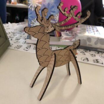 Intra απο ξύλο plywood 3mm-4mm πάχος - Χριστουγεννιάτικο κομψός τάρανδος Δίασταση 30x30 cm Intraeaxys-eo2095m7 - Image 1