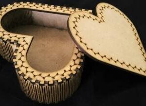 Intra απο ξύλο plywood 3mm-4mm πάχος - Κουτί σε σχήμα καρδιάς Δίασταση 30x30 cm Intraeaxys-zo9yerx7