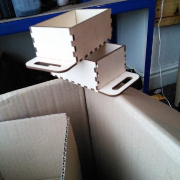 Intra απο ξύλο plywood 3mm-4mm πάχος - Μικρό κουτί με λαβή Δίασταση 30x30 cm Intraeaxys-6o3ylrj7 - Image 1