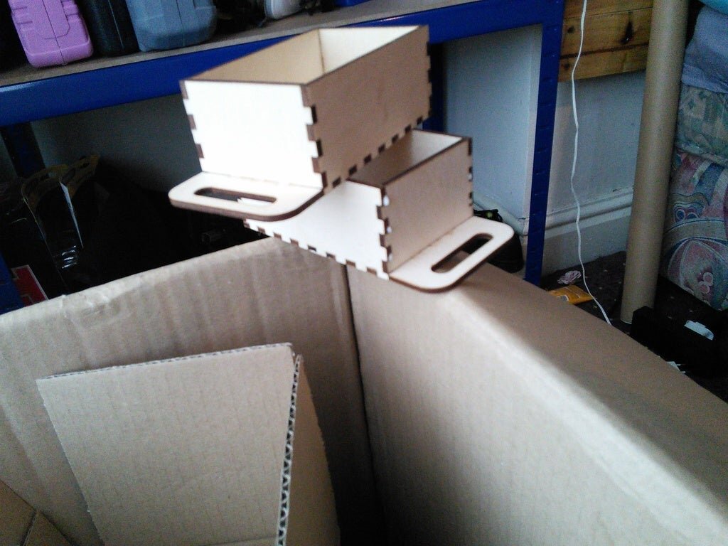 Intra απο ξύλο plywood 3mm-4mm πάχος - Μικρό κουτί με λαβή Δίασταση 30x30 cm Intraeaxys-6o3ylrj7