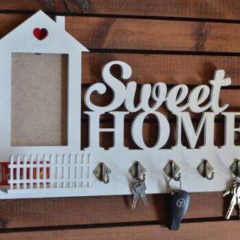 Intra απο ξύλο plywood 3mm-4mm πάχος - Κρεμάστρα γλυκού σπιτιού με φράχτη Δίασταση 30x30 cm Intraeaxys-6o3y0vk7 - Image 1