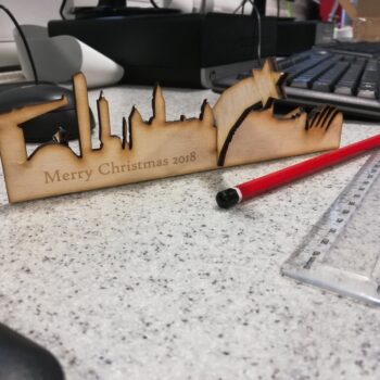 Intra απο ξύλο plywood 3mm-4mm πάχος - Χριστουγεννιάτικο στολίδι Glasgow Skyline Δίασταση 10x10 cm Intraeaxys-51rrkgv1 - Image 1