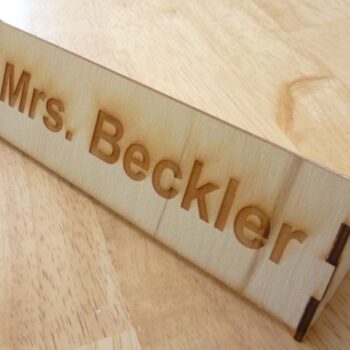 Intra απο ξύλο plywood 3mm-4mm πάχος - Αρχείο PDF προτύπου πινακίδας ονόματος γραφείου Δίασταση 30x30 cm Intraeaxys-m1d6gpl7 - Image 1