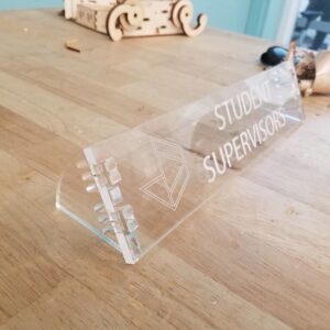 Intra απο ξύλο plywood 3mm-4mm πάχος - Πρότυπο πινακίδας γραφείου Δίασταση 30x30 cm Intraeaxys-91jd8581