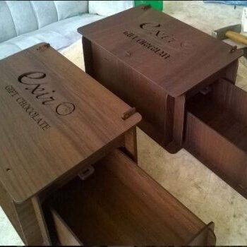 Intra απο ξύλο plywood 3mm-4mm πάχος - Αρχείο PDF Κουτί με πόρτα και συρτάρι Δίασταση 30x30 cm Intraeaxys-qomlkr13 - Image 1