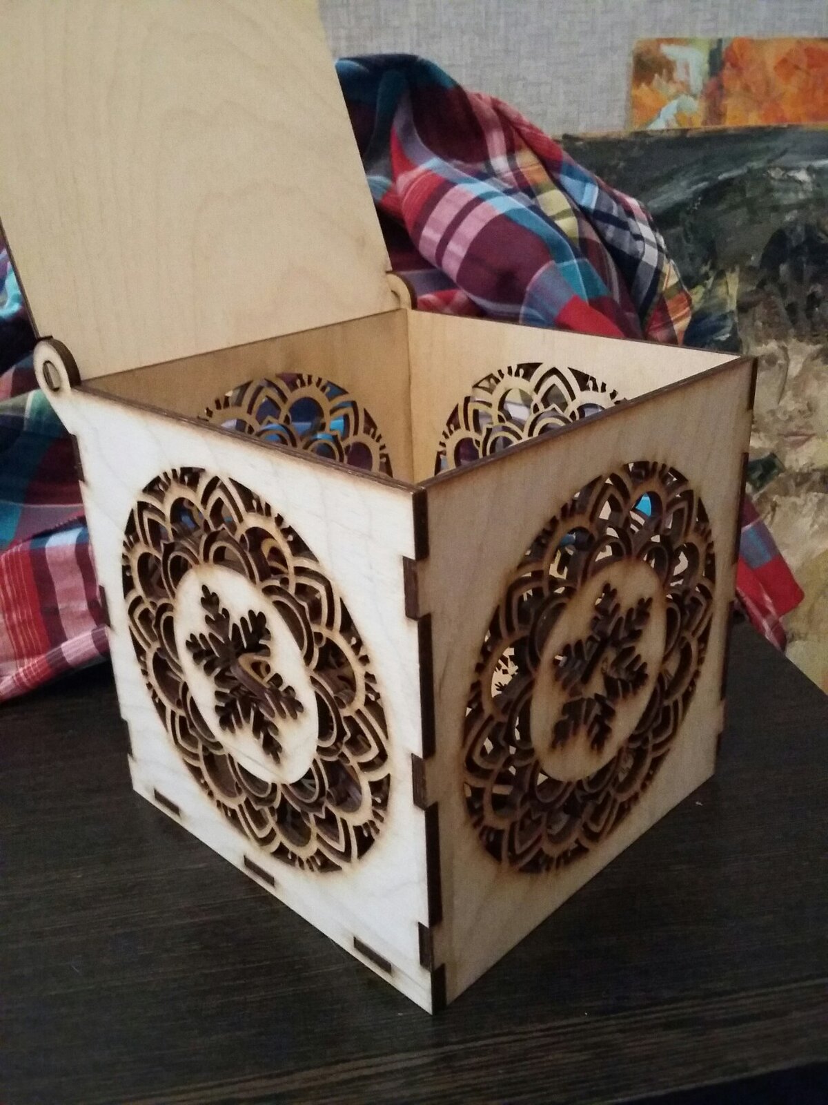 Intra απο ξύλο plywood 3mm-4mm πάχος - Κουτί δώρου Δίασταση 30x30 cm Intraeaxys-zo952r1k