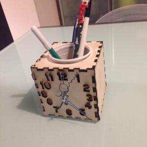 Intra απο ξύλο plywood 3mm-4mm πάχος - Οργάνωση γραφείου με ρολόι Δίασταση 30x30 cm Intraeaxys-m1dk6dok