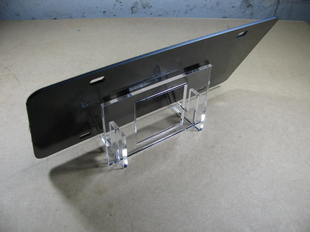 Intra απο ξύλο plywood 3mm-4mm πάχος - Σταντ πινακίδας κυκλοφορίας Δίασταση 30x30 cm Intraeaxys-voq2j9do