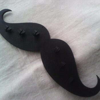 Intra απο ξύλο plywood 3mm-4mm πάχος - Ξύλινη κρεμάστρα σε σχήμα μουστάκι Δίασταση 30x30 cm Intraeaxys-pok3l597 - Image 1