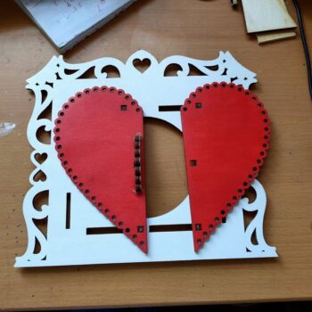 Intra απο ξύλο plywood 3mm-4mm πάχος - Ξύλινο διακοσμητικό πλαίσιο σε σχήμα καρδιάς Δίασταση 30x30 cm Intraeaxys-67wldkl1 - Image 1