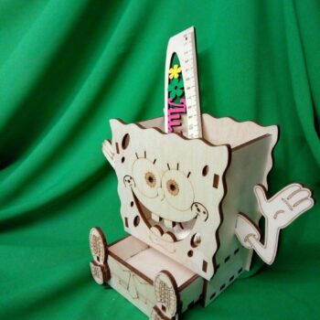 Intra απο ξύλο plywood 3mm-4mm πάχος - Μπομπ Σφουγγαράκης Μολυβοθήκη με Συρτάρι Δίασταση 30x30 cm Intraeaxys-pok3ddj7 - Image 4