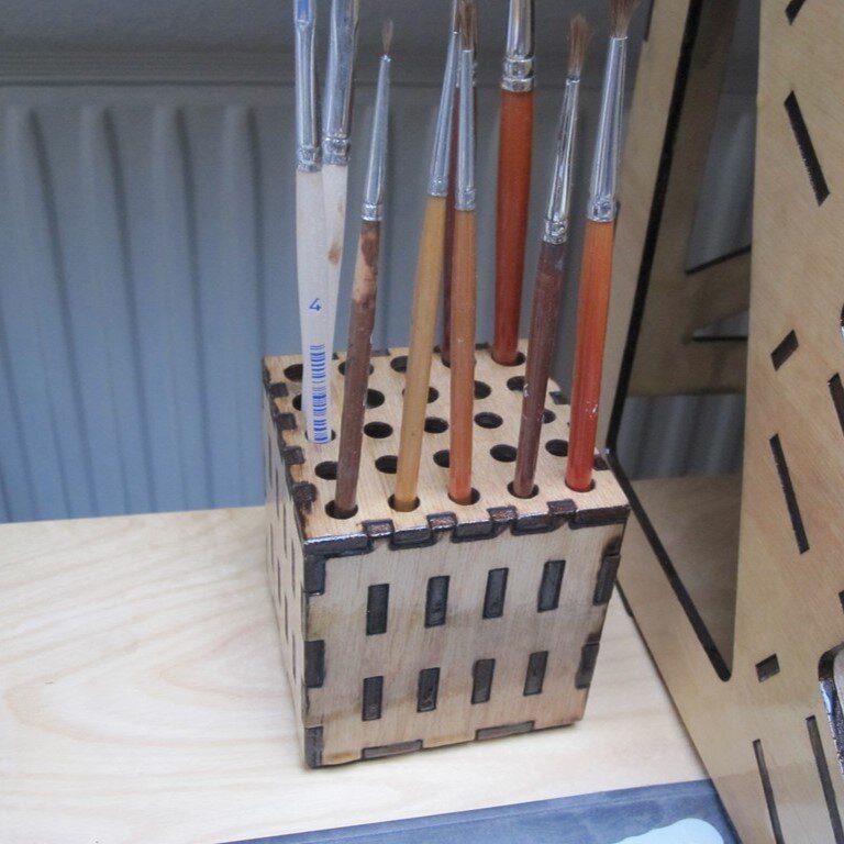 Intra απο ξύλο plywood 3mm-4mm πάχος - Βούρτσα 4mm Δίασταση 30x30 cm Intraeaxys-e1gkrxyo