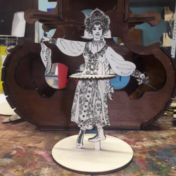 Intra απο ξύλο plywood 3mm-4mm πάχος - Κορίτσι θήκης χαρτοπετσέτας σε ρωσικό λαϊκό χορευτικό φόρεμα Δίασταση 30x30 cm Intraeaxys-qommdpro - Image 1