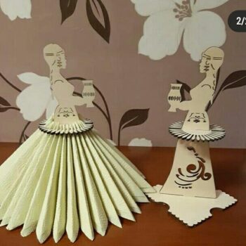 Intra απο ξύλο plywood 3mm-4mm πάχος - Κάτοχος χαρτοπετσέτας Κορίτσι Yakut με εθνική φορεσιά που κρατά Sakha Choron Δίασταση 30x30 cm Intraeaxys-67wlmx21 - Image 1