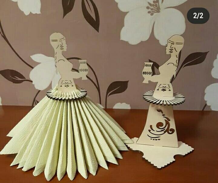 Intra απο ξύλο plywood 3mm-4mm πάχος - Κάτοχος χαρτοπετσέτας Κορίτσι Yakut με εθνική φορεσιά που κρατά Sakha Choron Δίασταση 30x30 cm Intraeaxys-67wlmx21