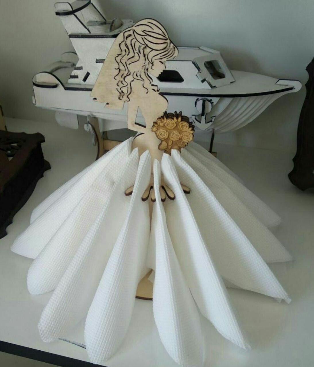 Intra απο ξύλο plywood 3mm-4mm πάχος - Όμορφη νύφη με όρθια θήκη χαρτοπετσέτας για μπουκέτο Δίασταση 30x30 cm Intraeaxys-pok3ln37