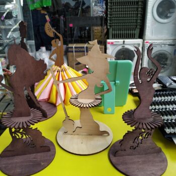 Intra απο ξύλο plywood 3mm-4mm πάχος - Μάγισσα στέκεται με θήκη χαρτοπετσέτας σκούπας Δίασταση 30x30 cm Intraeaxys-zo9ykle7 - Image 1