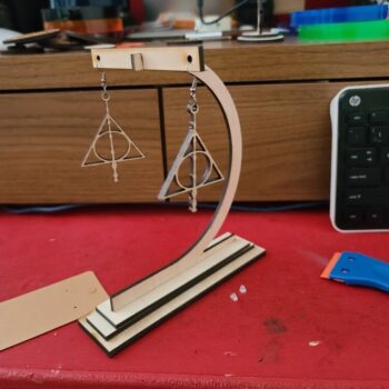 Intra απο ξύλο plywood 3mm-4mm πάχος - Απλή βάση οθόνης σκουλαρικιών Δίασταση 3x3 cm Intraeaxys-078yxqmo - Image 1