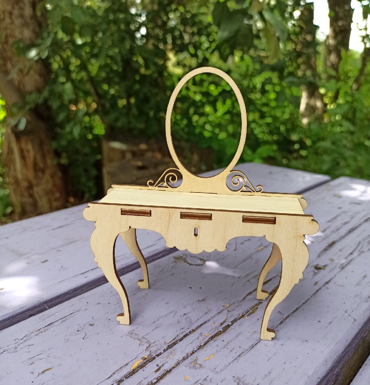 Intra απο ξύλο plywood 3mm-4mm πάχος - Τραπέζι ντυσίματος κούκλας Κουκλόσπιτο νεσεσέρ Δίασταση 30x30 cm Intraeaxys-ro6y2k37