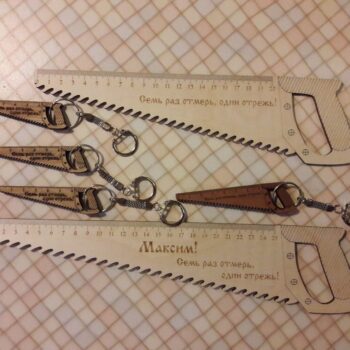 Intra απο ξύλο plywood 3mm-4mm πάχος - Μπρελόκ με ξύλινο χάρακα σε σχήμα πριονιού Δίασταση 5x5 cm Intraeaxys-075w837z - Image 1