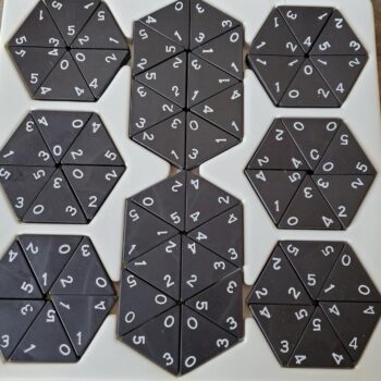 Intra απο ξύλο plywood 3mm-4mm πάχος - Πρότυπο παιχνιδιού Triominos Δίασταση 30x30 cm Intraeaxys-eo20j967 - Image 1