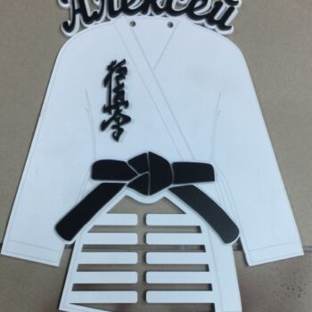 Intra απο ξύλο plywood 3mm-4mm πάχος - Μαύρη ζώνη καράτε Πολεμικές τέχνες μετάλλιο κρεμάστρα οθόνη Δίασταση 30x30 cm Intraeaxys-p7ym8d67 - Image 1