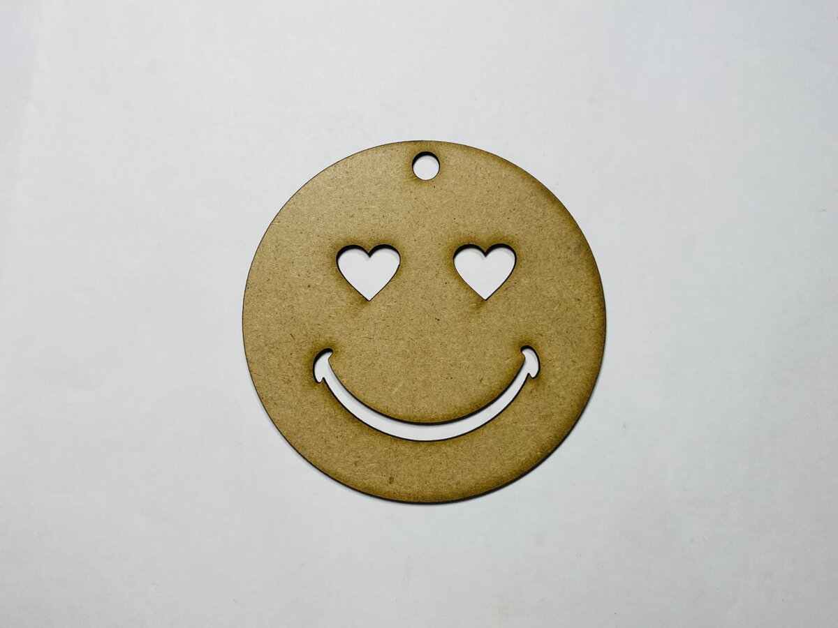 Intra απο ξύλο plywood 3mm-4mm πάχος - Emoji προσώπου με ξύλινα μάτια καρδιάς Δίασταση 30x30 cm Intraeaxys-67wlv521