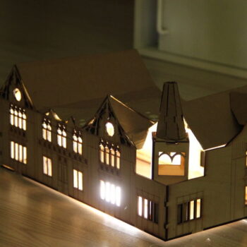 Intra απο ξύλο plywood 3mm-4mm πάχος - Φωτιστικό σε σχήμα σπιτιού Δίασταση 30x30 cm Intraeaxys-e1gkepvo - Image 1