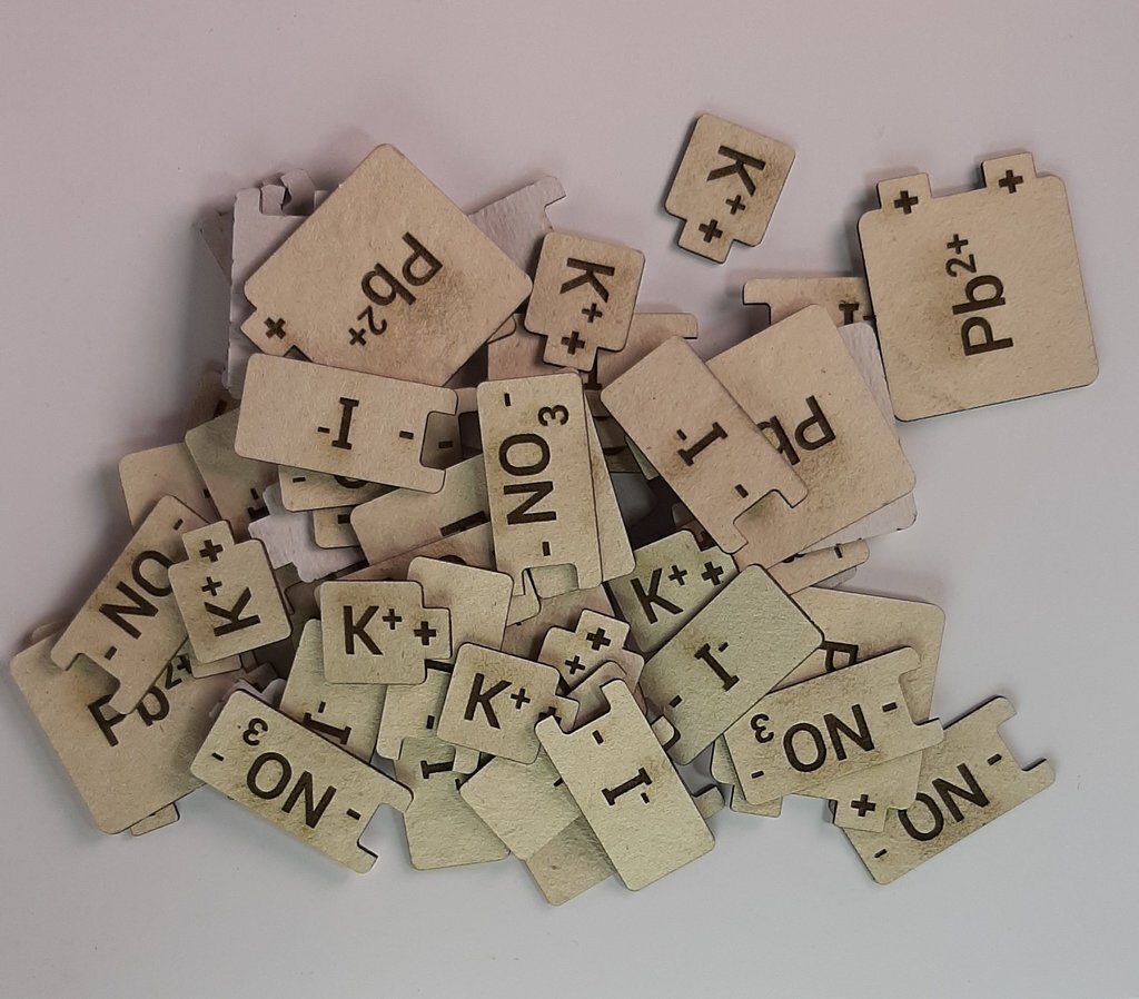 Intra απο ξύλο plywood 3mm-4mm πάχος - Άτομα και ιόντα για μαθήματα χημείας Δίασταση 30x30 cm Intraeaxys-voq2qydo