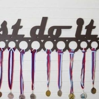 Intra απο ξύλο plywood 3mm-4mm πάχος - Κάτοχος μεταλλίου Just Do It Δίασταση 30x30 cm Intraeaxys-pok3rn37 - Image 1