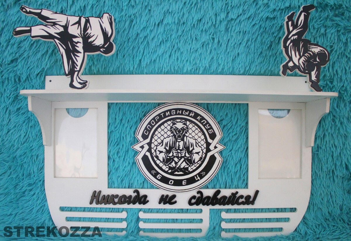 Intra απο ξύλο plywood 3mm-4mm πάχος - Κρεμάστρα επίδειξης μεταλλίων με ράφι και κορνίζες Δίασταση 30x30 cm Intraeaxys-67wld631