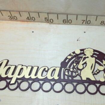 Intra απο ξύλο plywood 3mm-4mm πάχος - Κρεμάστρα μεταλλίων Love Singing Δίασταση 30x30 cm Intraeaxys-ro6ym567 - Image 1