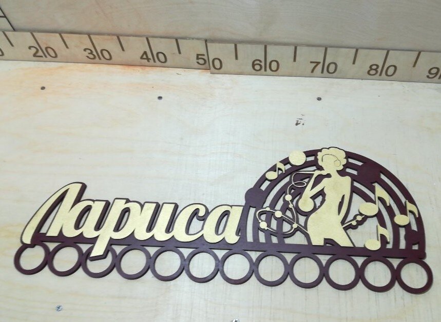 Intra απο ξύλο plywood 3mm-4mm πάχος - Κρεμάστρα μεταλλίων Love Singing Δίασταση 30x30 cm Intraeaxys-ro6ym567