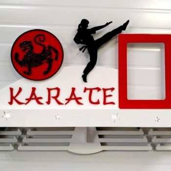 Intra απο ξύλο plywood 3mm-4mm πάχος - Κρεμάστρα μεταλλίων Karate Sport Δίασταση 30x30 cm Intraeaxys-joed6j81 - Image 1