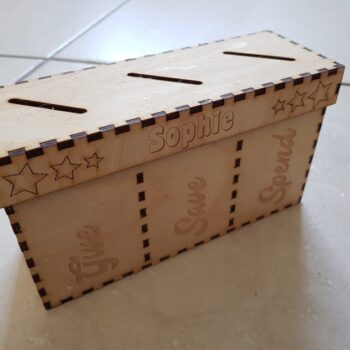 Intra απο ξύλο plywood 3mm-4mm πάχος - Εξοικονόμηση δαπανών Μερίδιο Κουμπαράς 3 Διαμερισμάτων 3 χλστ Δίασταση 30x30 cm Intraeaxys-r1z26zw1 - Image 1