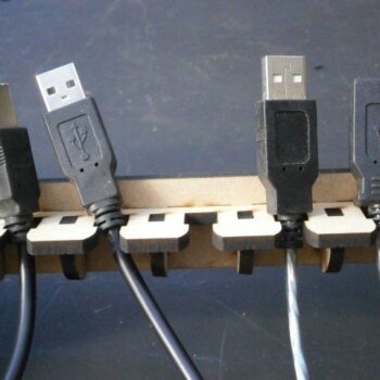 Intra απο ξύλο plywood 3mm-4mm πάχος - Κρεμάστρα καλωδίων USB Δίασταση 30x30 cm Intraeaxys-zo98mzw1 - Image 1