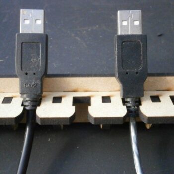 Intra απο ξύλο plywood 3mm-4mm πάχος - Κρεμάστρα καλωδίων USB Δίασταση 30x30 cm Intraeaxys-zo98mzw1 - Image 4