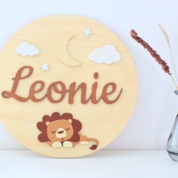 Intra απο ξύλο plywood 3mm-4mm πάχος - Χαριτωμένο σημάδι ονόματος λιονταριού Δίασταση 30x30 cm Intraeaxys-e1gk688o - Image 1