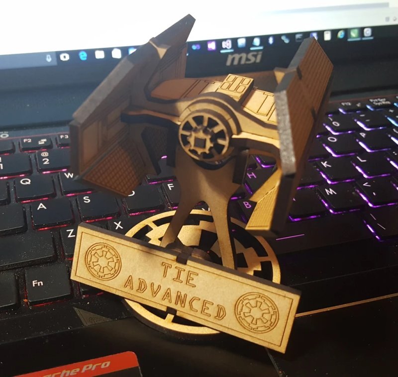 Intra απο ξύλο plywood 3mm-4mm πάχος - Star Wars TIE Advanced Δίασταση 30x30 cm Intraeaxys-67wz9q27