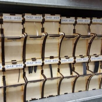 Intra απο ξύλο plywood 3mm-4mm πάχος - Σύστημα οργάνωσης σωλήνα συρρίκνωσης με ενσωματωμένο κόφτη Δίασταση 30x30 cm Intraeaxys-0788yx57 - Image 1