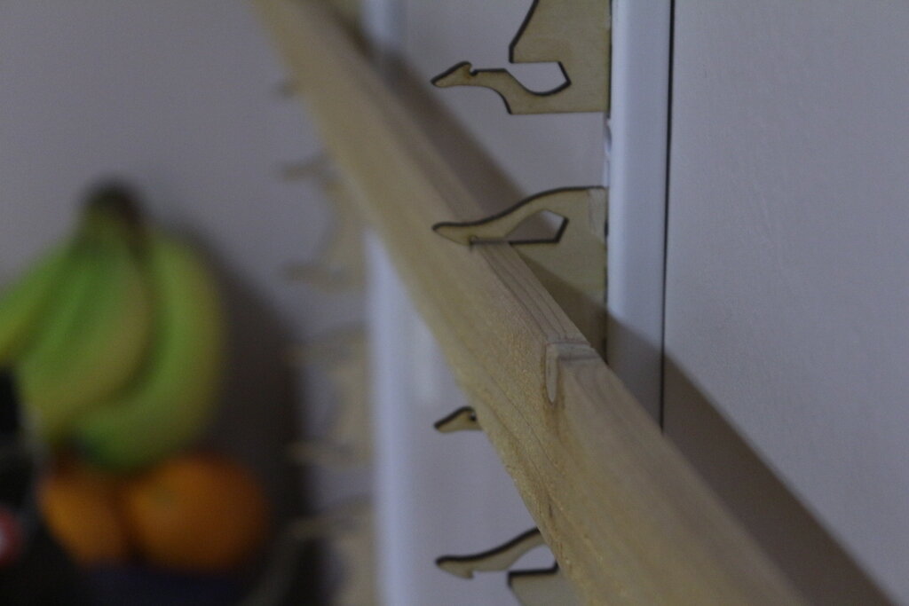 Intra απο ξύλο plywood 3mm-4mm πάχος - Στήριγμα τοίχου Δίασταση 30x30 cm Intraeaxys-e1gk6eyo